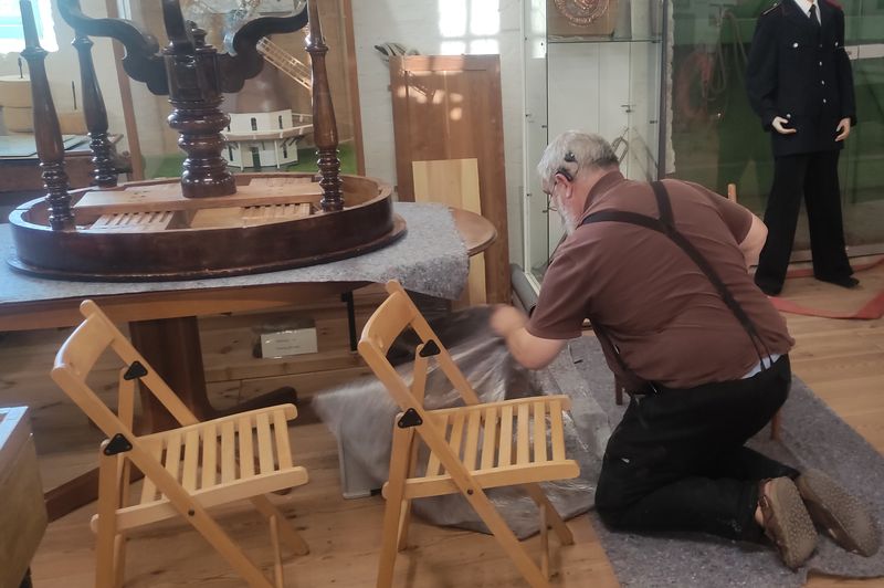 Carsten Christoph repariert nebenbei unsere Stühle